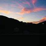 Quiet Mountain View Retreat Helicon, شقة