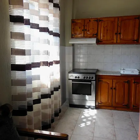 Quiet Mountain View Retreat Helicon, Apartment