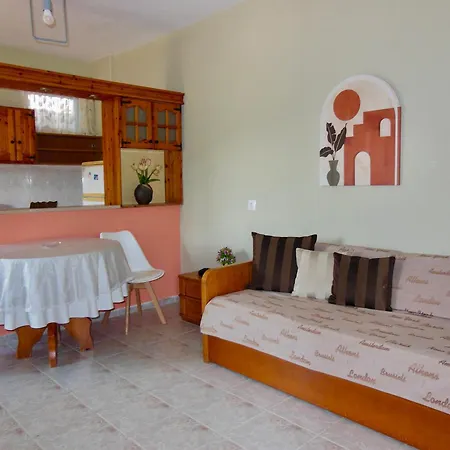 Quiet Mountain View Retreat Helicon, Apartment *