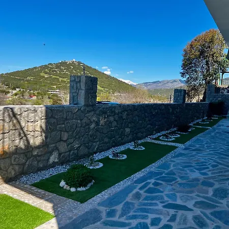 Quiet Mountain View Retreat Helicon, Apartamento