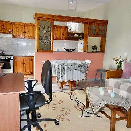 Quiet Mountain View Retreat Helicon, Apartment *
