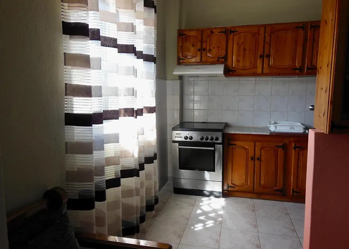 Quiet Mountain View Retreat Helicon, Apartment