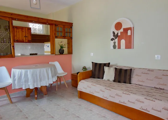 Quiet Mountain View Retreat Helicon, Apartment *