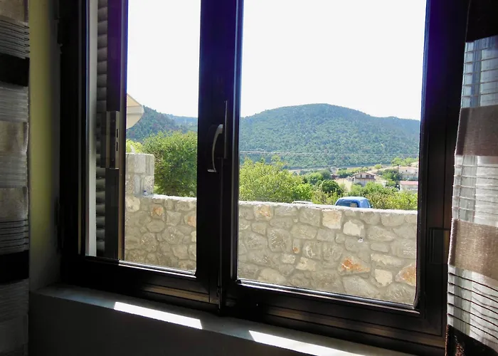 Quiet Mountain View Retreat Helicon, Apartment Kyriaki