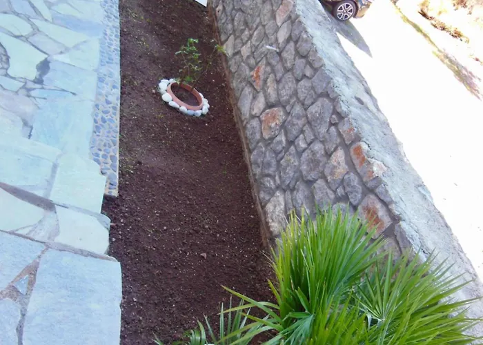 Quiet Mountain View Retreat Helicon, Apartment