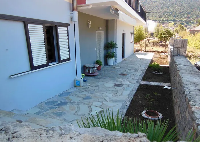 Quiet Mountain View Retreat Helicon, Apartment Kyriaki